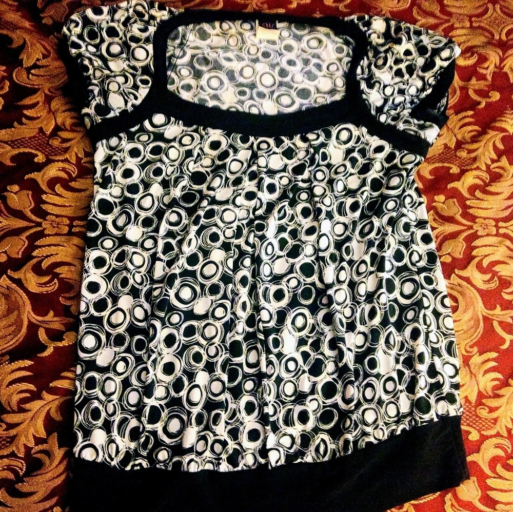 Wrapper Black and White Circle Pattern Top